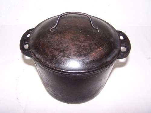 cast iron pot ... quaint handle !!!