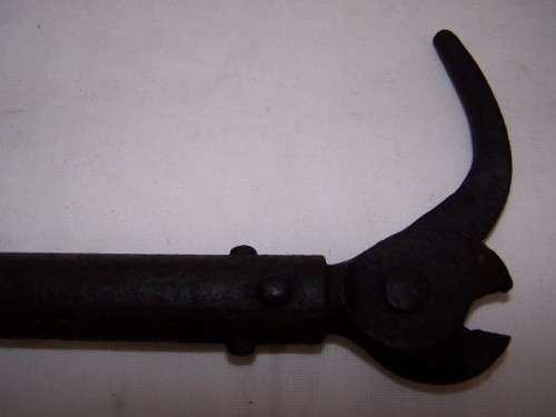tool ... for removing nails I think !!!