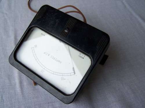 imperes AC ... bakelite !!!