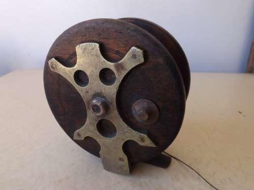 fishing reel ... of wood and brass !!!