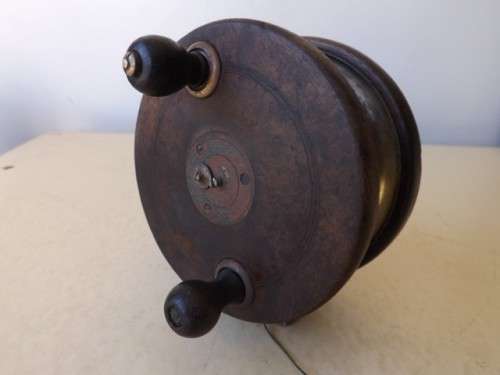 fishing reel ... of wood and brass !!!