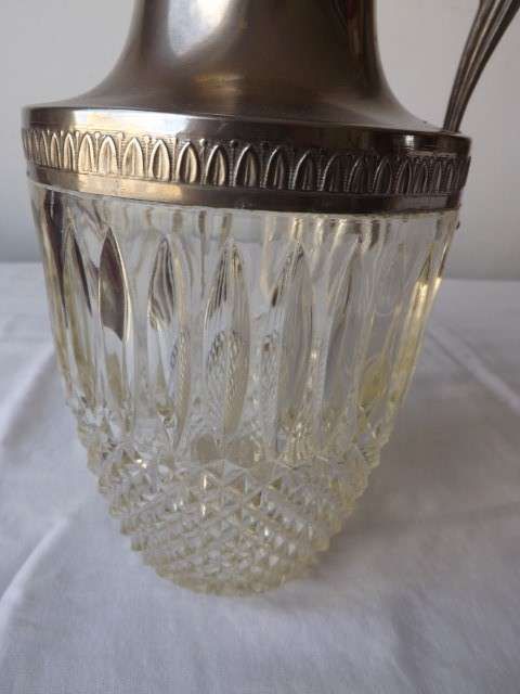 jug ... reglued & leaks ... so for repair or flowers !!!