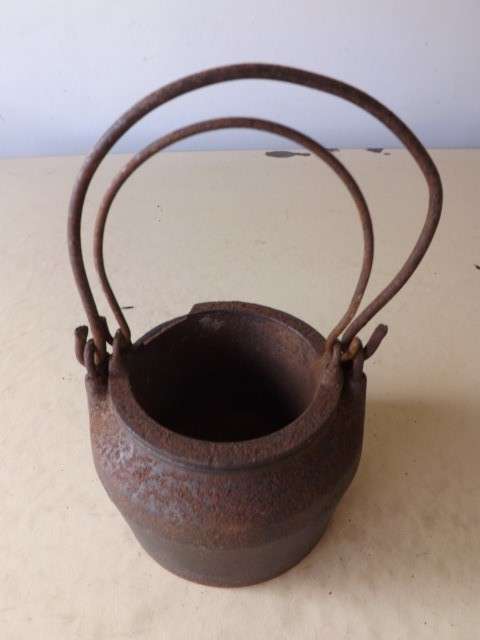 teeny pot ... for glue !!!