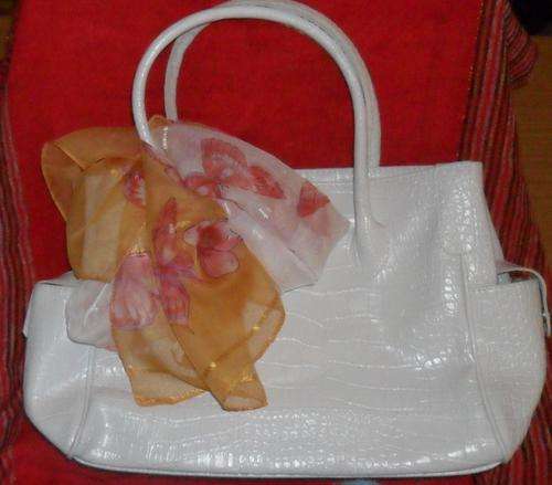 Ladies  meduim sized bag with scarve included details inside