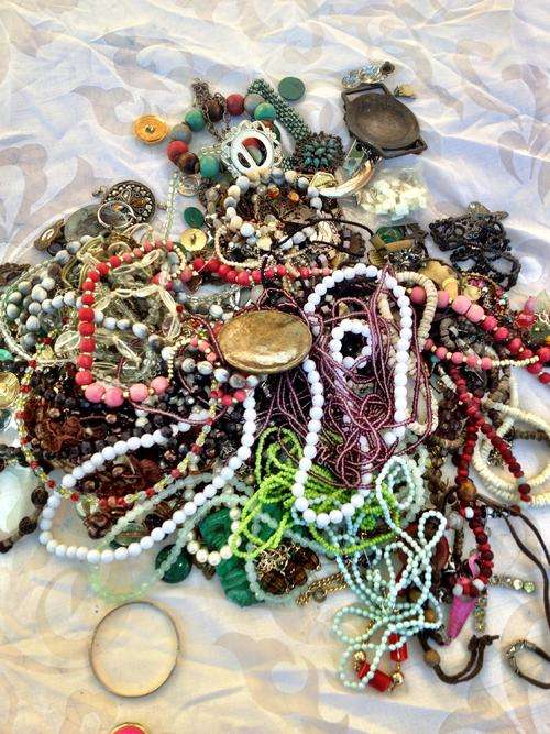 HUGE LOT OF BEADS, ETC FOR CRAFT PROJECTS!!