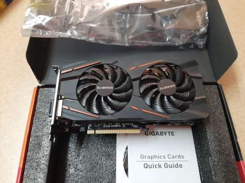 GIGABYTE RADEON RX580 8GB ( 4 months use only! )