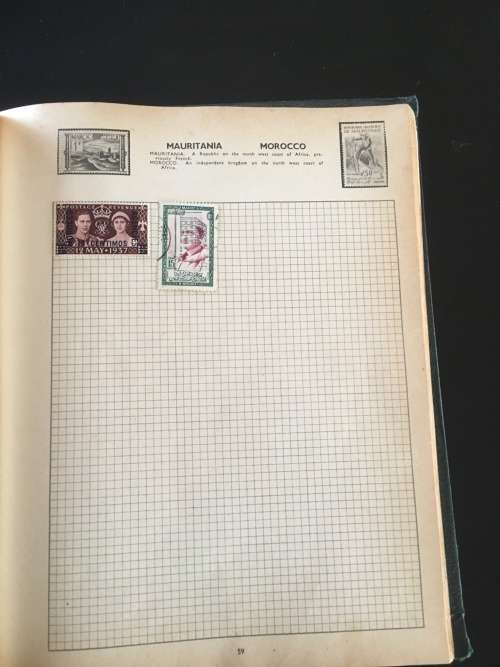 Universal Album with aprox. 400 stamps