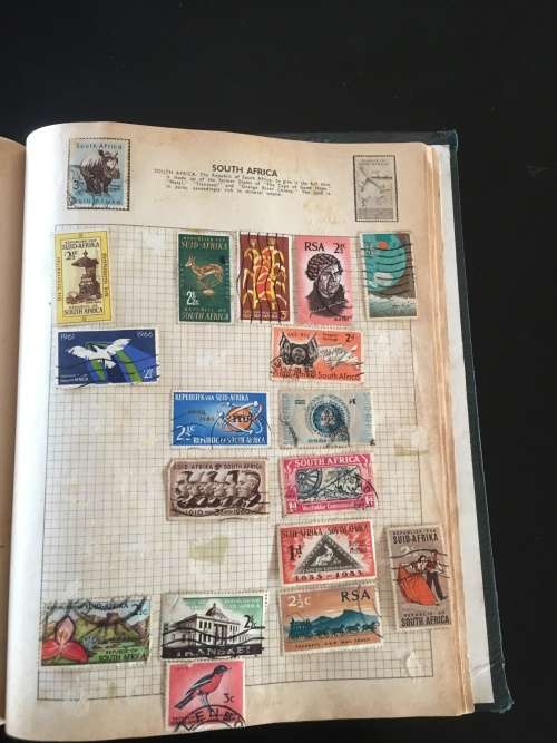 Universal Album with aprox. 400 stamps