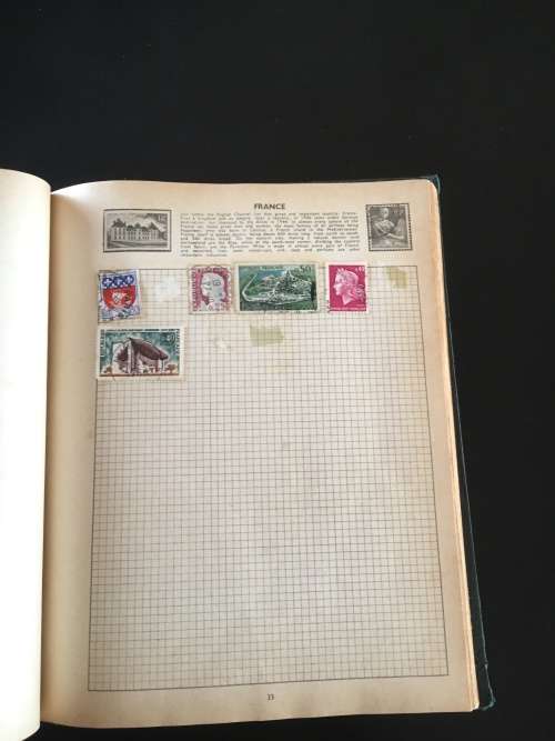 Universal Album with aprox. 400 stamps