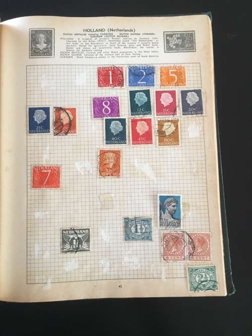 Universal Album with aprox. 400 stamps