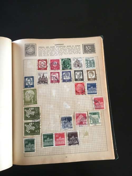 Universal Album with aprox. 400 stamps