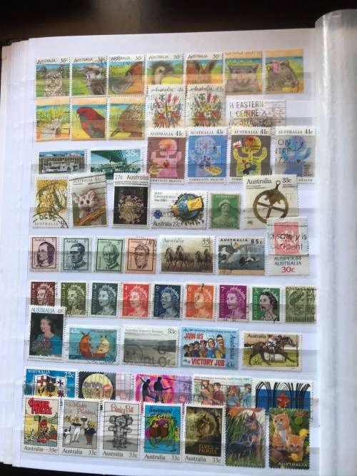 A small collection of approx 550 Australian stamps