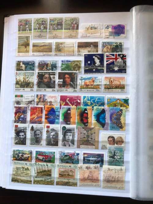 A small collection of approx 550 Australian stamps