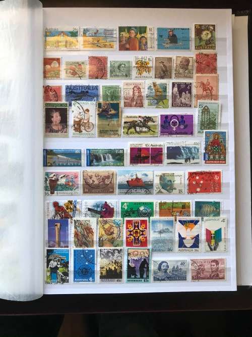 A small collection of approx 550 Australian stamps