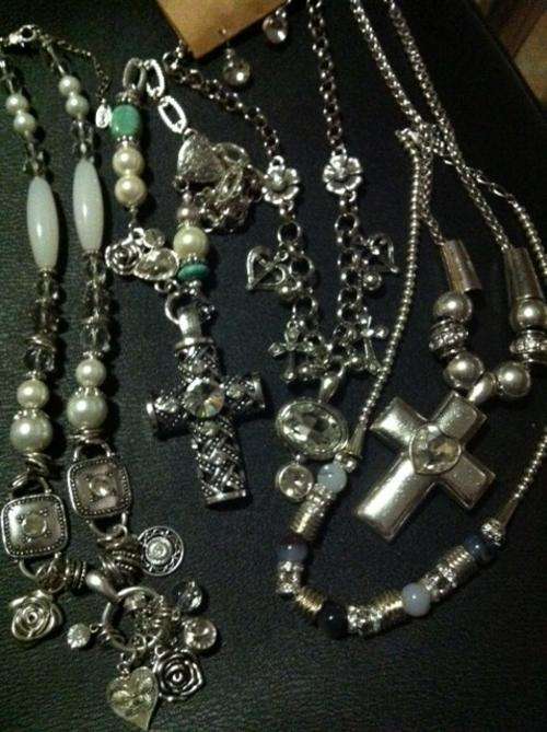 5 PIECE BULK LOT NECKLACES (R600)