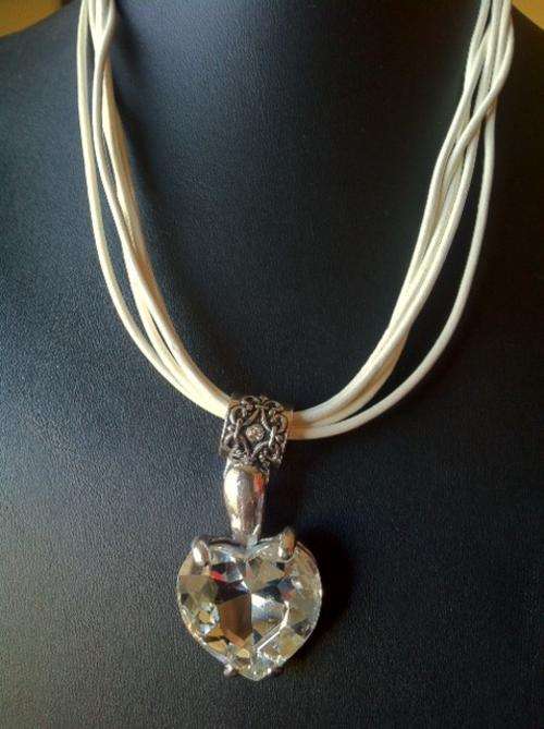 CREAM WHITE FAUX LEATHER CORD MUTLI STRAND CHOKER, CLEAR HEART PENDANT