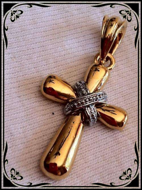 2 YEAR GUARANTEE!!!GORGEOUS GOLD CROSS PENDANT