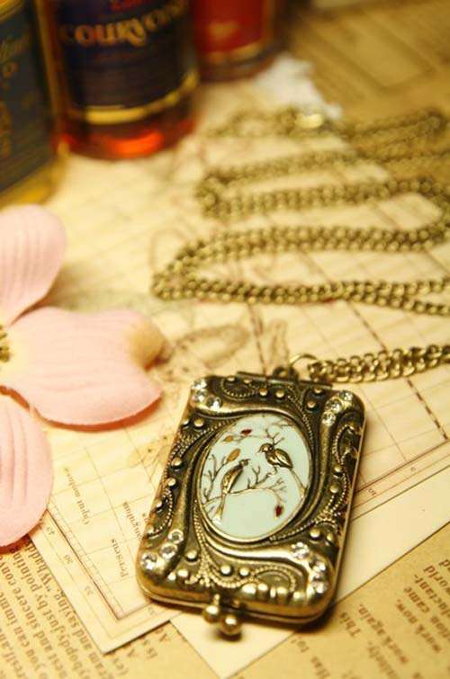 GREEN ENAMEL MAGNETIC PILLBOX 2 BIRDS NECKLACE