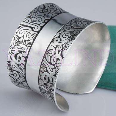 STUNNING TIBETAN SILVER CUFF BANGLE