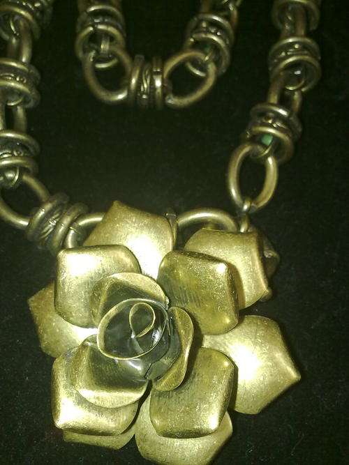 STUNNING COPPER TONE NECKLACE WITH ROSE PENDANT
