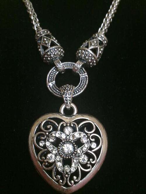 STUNNING TIBETAN SILVER DIAMANTE HEART NECKLACE