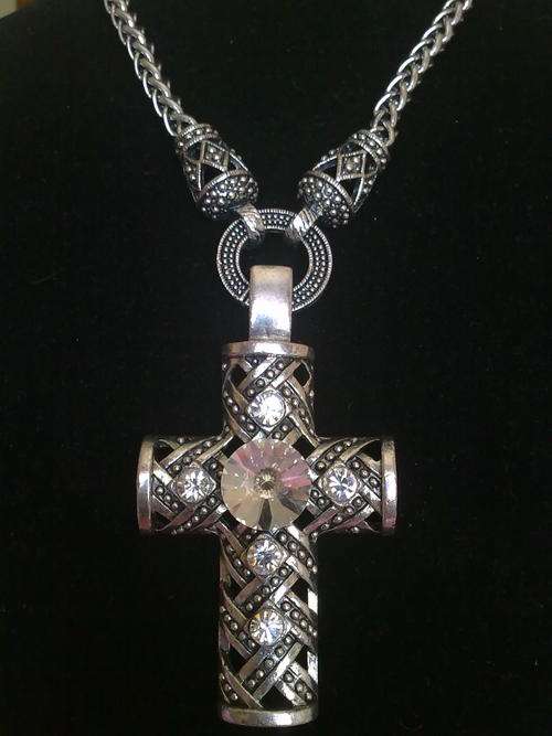 *R220* 2010 HADASSAH COLLECTION!! ONE ONLY!! TIBETAN SILVER CROSS NECKLACE