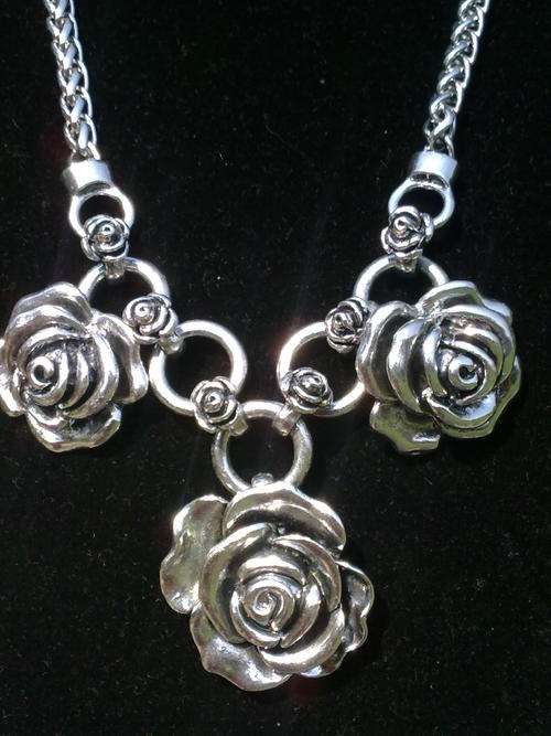 STUNNING TIBETAN SILVER 3 ROSES NECKLACE