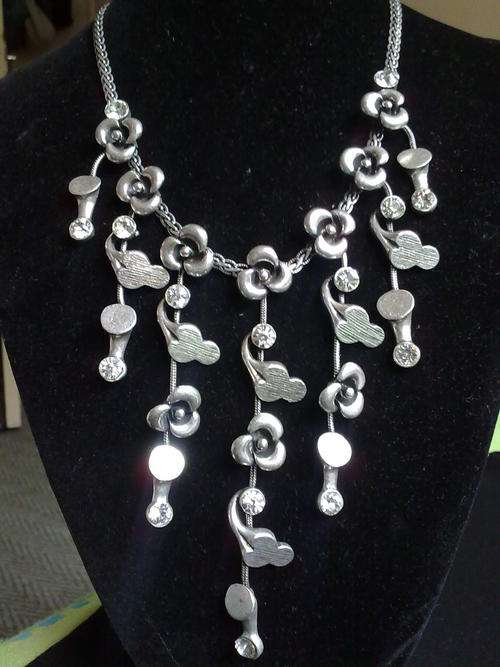 GORGEOUS!! TIBETAN SILVERDANGLING FLOWERS NECKLACE