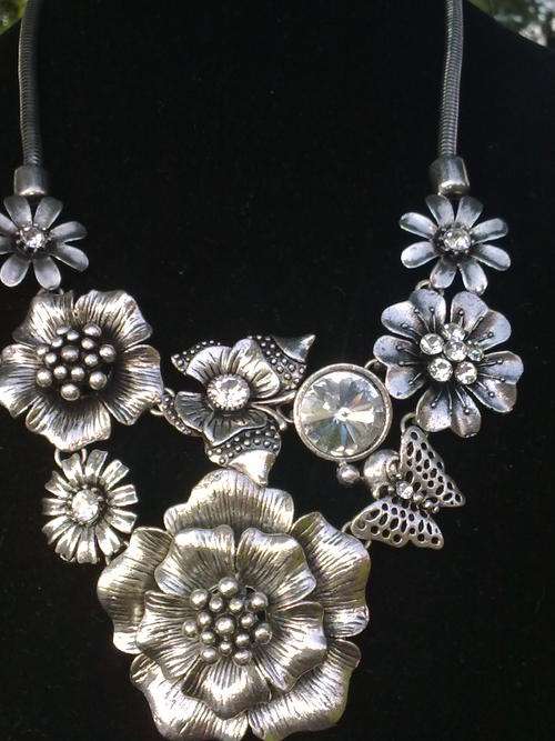 STUNNING TIBETAN SILVER FLOWERS BUTTERFLIES NECKLACE