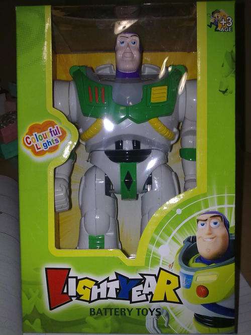 CHRISTMAS!!!! BUZZ LIGHTYEAR, ROBOT SOUNDS,MOVEMENT, FRASES(FIRE, FIRE, DROP THE GUN)