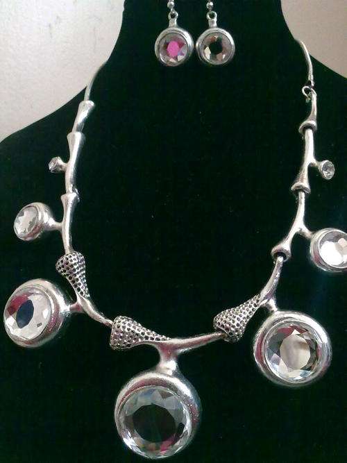 LAST ONE!!EXCLUSIVELY 2010 HADASSAH COLLECTION TIBETAN SILVER 5 CRYSTALS TWIGGS NECKLACE & EARRINGS