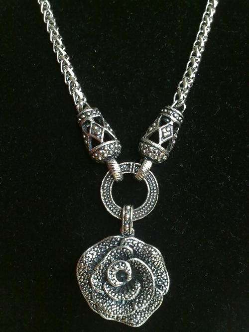*R190* 2010 HADASSAH COLLECTION!!STUNNING!!! NEW TIBETAN SILVER MARGASITE LOOK ROSE NECKLACE