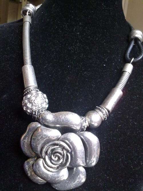*R260* 2010 HADASSAH COLLECTION!! TIBETAN SILVER ROSE FANCY NECKLACE