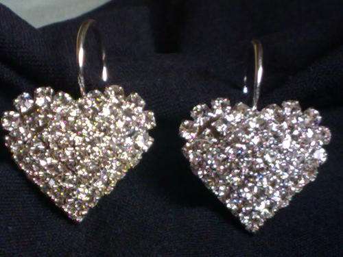STUNNING  SILVER LARGE DIAMANTE HEART EARRINGS