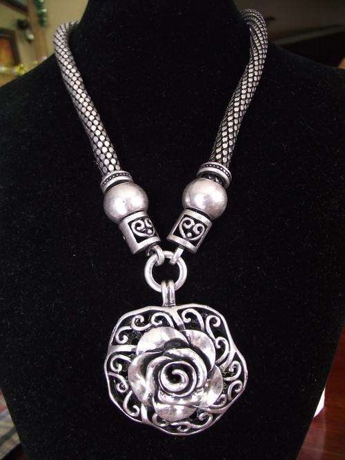 LAST ONE!! 2011 HADASSAH COLLECTION!!STUNNING TIBETAN SILVER FILIGREE CIRCLE ROSE NECKLACE