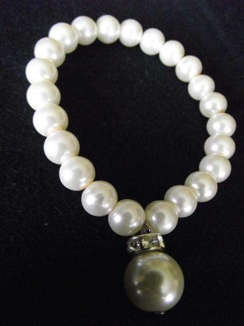 STUNNING WHITE PEARLY STRETCHY BRACELET
