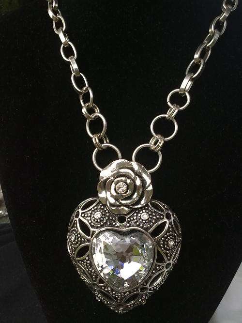 2011 HADASSAH COLLECTION!!STUNNING TIBETAN SILVER FILIGREE HEART LARGE DIAMANTE NECKLACE