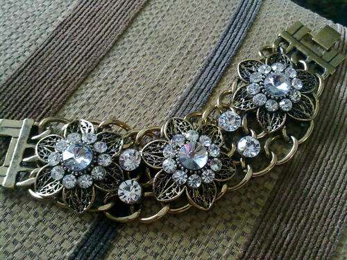 EXQUISITE TIBETAN SILVER GOLD TONE 3 FLOWERS BRACELET