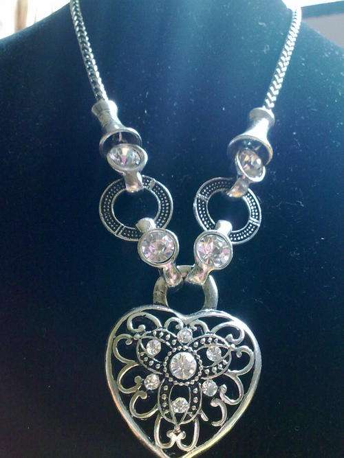 Last one!!STUNNING TIBETAN SILVER DIAMANTE HEART NECKLACE