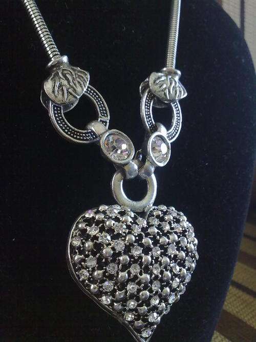 2011 HADASSAH COLLECTION!!STUNNING TIBETAN SILVER DIAMANTE HEART NECKLACE