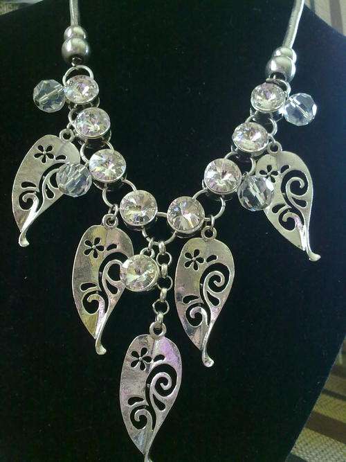 STUNNING!!! CRYSTAL LEAF TIBETAN SILVER NECKLACE