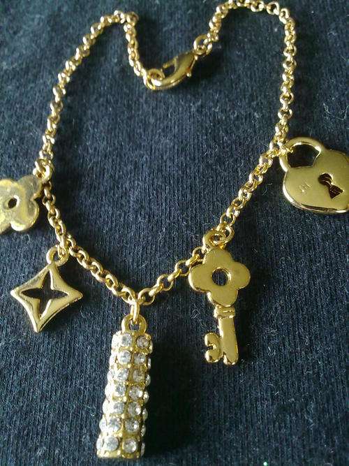 2 YEAR GUARANTEE!! GORGEOUS GOLD CHARM BRACELET