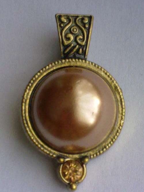 STUNNING COPPER TONE PEARLY PENDANT