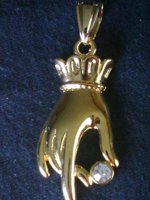 2 YEAR GUARANTEE!! GORGEOUS GOLD DIAMANTE PENDANT