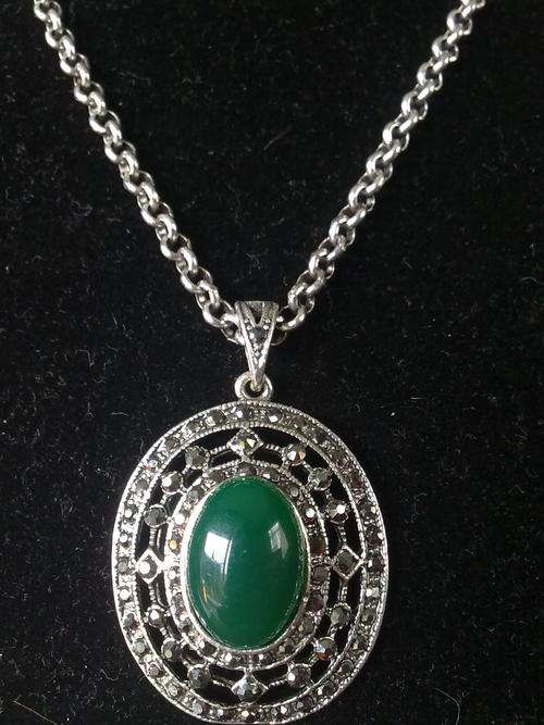 2011 HADASSAH COLLECTION!!STUNNING TIBETAN SILVER MARCAZITE LOOK GREEN OVAL PENDANT NECKLACE