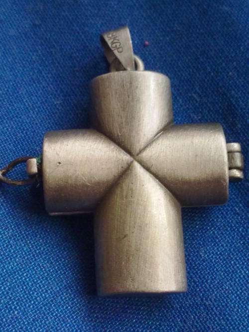 STUNNING MATT SILVER CROSS PENDANT PILL BOX