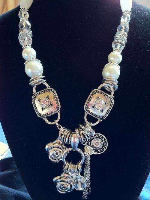 STUNNING TIBETAN SILVER PEARLY CRYSTAL ROSE CHARMS PENDANT NECKLACE