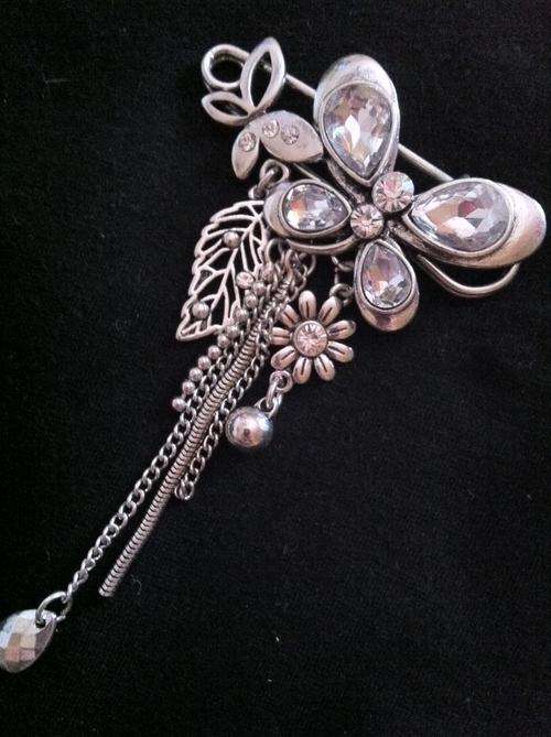 GORGEOUS DIAMANTE BUTTERFLY DANGLING CHAINS PIN BROOCH