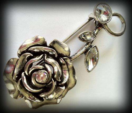 GORGEOUS DIAMANTE ROSE PIN BROOCH