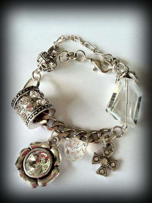 LAST ONE!!GORGEOUS TIBETAN SILVER CHUNKY DIAMANTE FLOWER MULTI CHARMS BRACELET